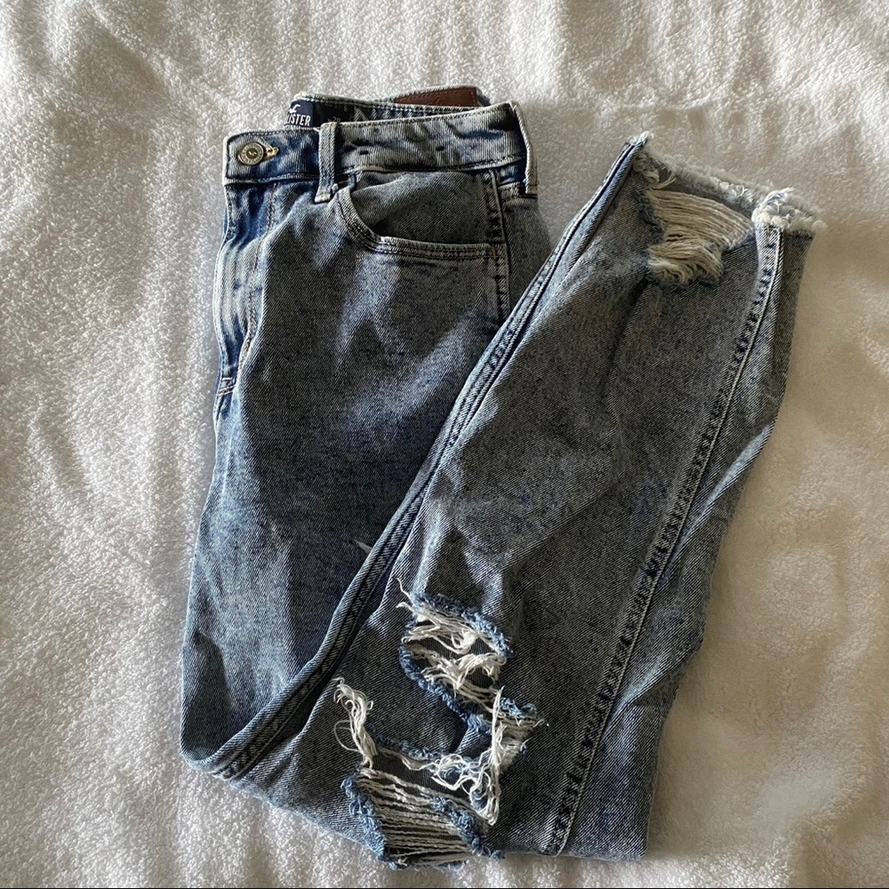 Hollister ultra high rise mom jean. Only worn once